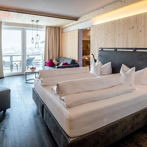Zimmer mit Kingsize-Bett